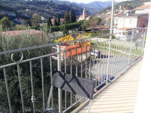 vista dal terrazzino su parcheggio e borgo di Diano San Pietro